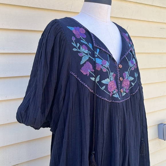 Free People FP embroidered peasant top tunic M black floral gauze - Picture 4 of 11